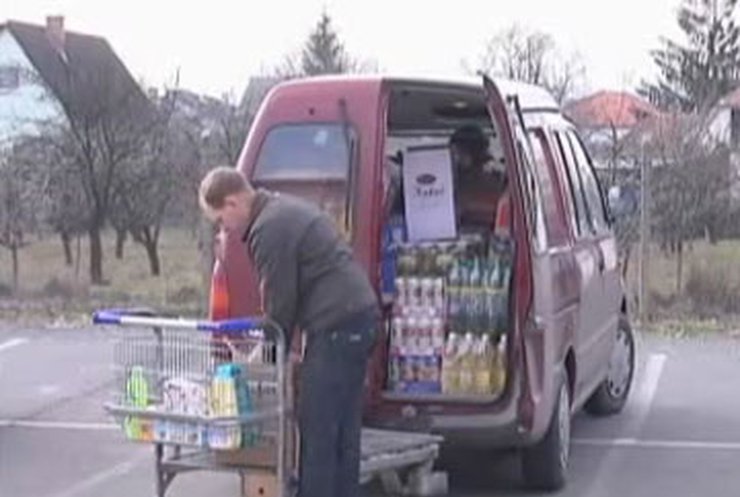 Жители Закарпатья запасаются венгерскими продуктами