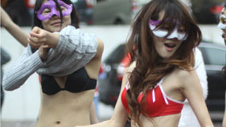 В Китае девушки разделись на улице, чтобы привлечь женихов