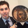 Парень увидел на сковороде лик Христа