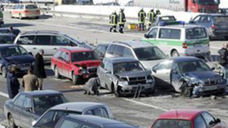 На немецком автобане столкнулись 130 машин
