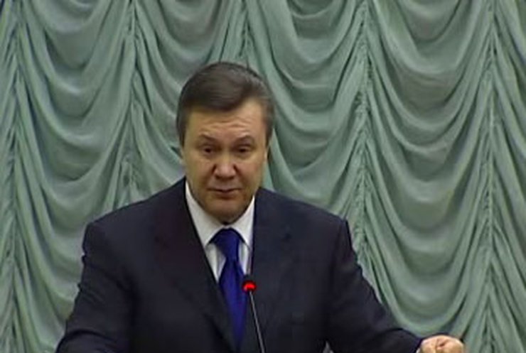 Янукович грозится отобрать машины у "вшивых" чиновников