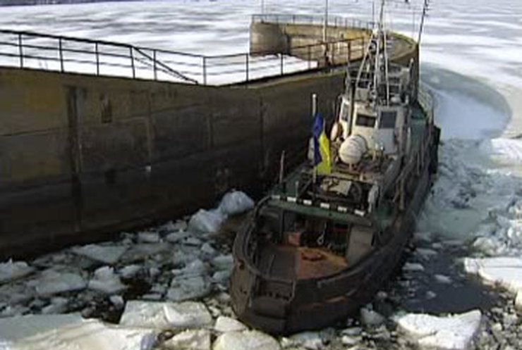 На днепровских водохранилищах ломают лёд