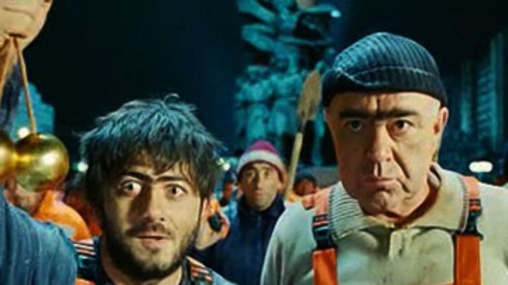 Таджикских мигрантов оскорбил фильм "Наша Russia: Яйца судьбы"