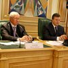 В Бундестаге Януковича и Азарова раскритиковали из-за женщин