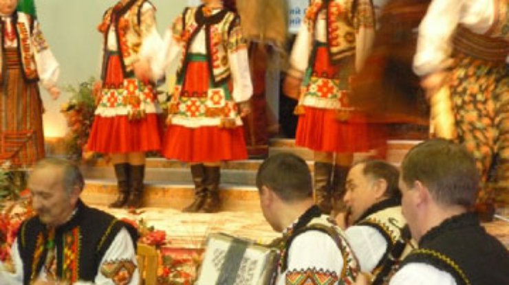 Президент раздал деятелям культуры звания "народных" и "заслуженых"
