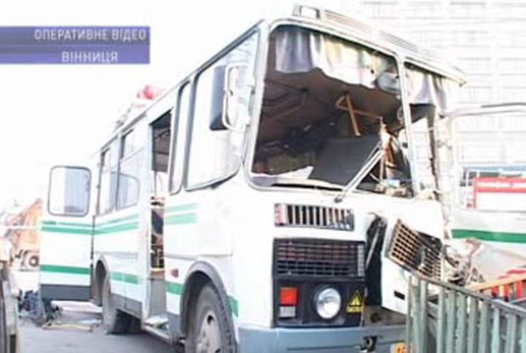 В Виннице мусоровоз столкнулся с автобусом: 20 раненых, 1 жертва