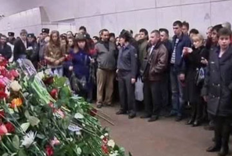 Москва сегодня хоронит жертв терактов в метро