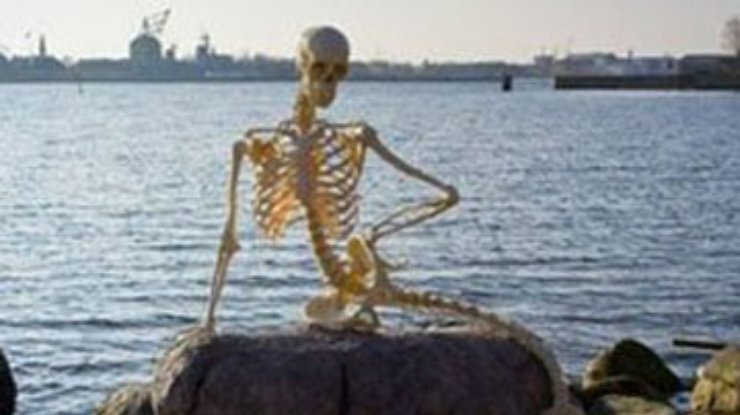 В Копенгагене статую русалки заменили ее скелетом