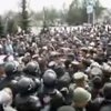 В Бишкеке милиция защищает дом правительства от атак демонстрантов