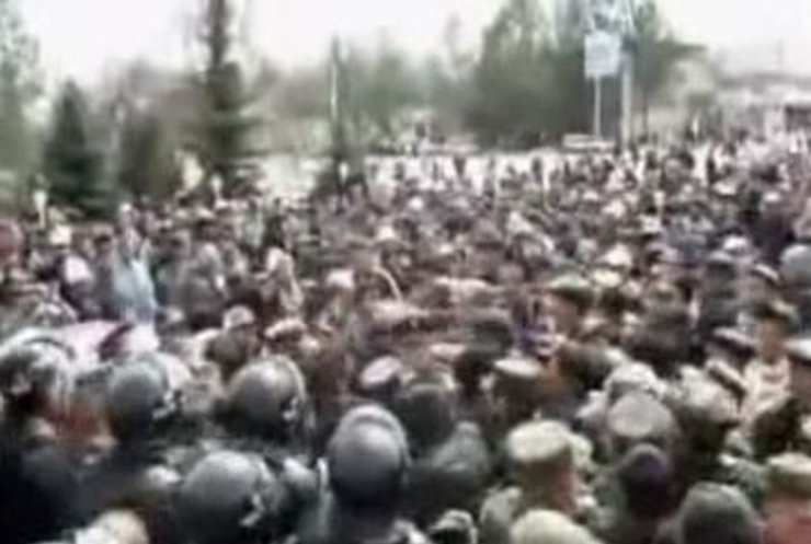 В Бишкеке милиция защищает дом правительства от атак демонстрантов