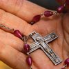 В Британии медработникам запретили носить крест