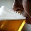 Сотрудникам завода Carlsberg запретили пить пиво за работой