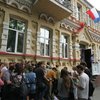 В Киеве несут цветы к посольству Польши в память о жертвах трагедии