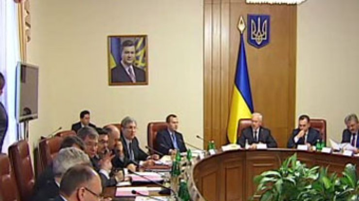 Кабмин Азарова завтра наконец представит свою программу