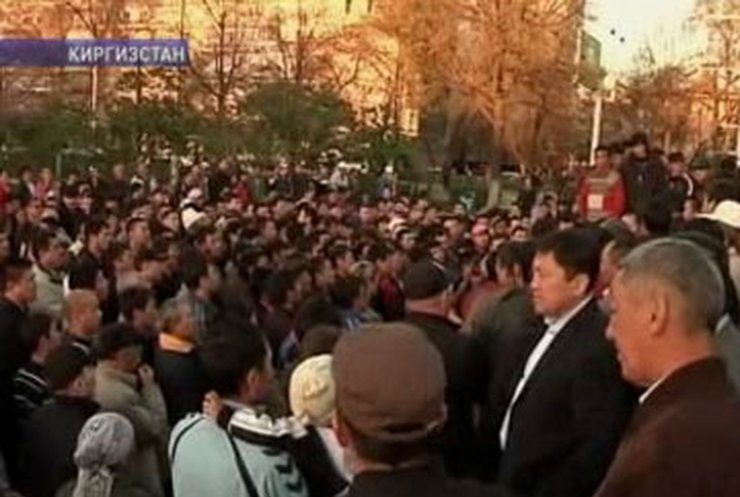 В Бишкеке хаос: Крупнейший рынок громят, на окраинах дерутся за землю