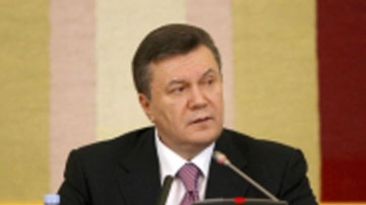 Ъ: Виктор Янукович разрубает морской узел