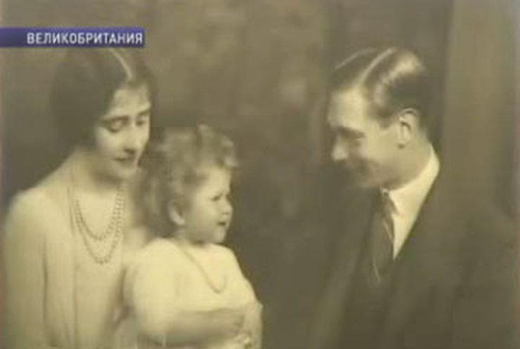 Британцам показали уникальные фото королевы в детстве