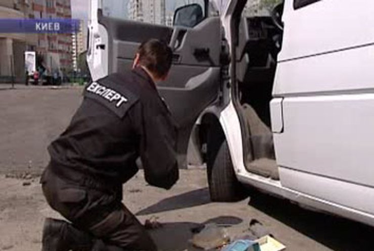 В Киеве обнаружили микроавтобус со взрывчаткой