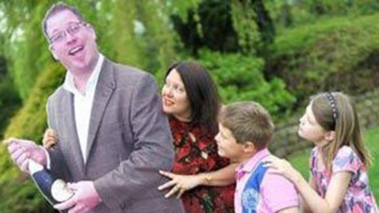 Жительница Британии ходит на праздники с картонной копией умершего мужа