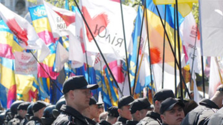 У Рады собираются митингующие и милиция