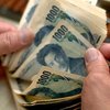 Житель Японии разбросал несколько миллионов иен на автомагистрали