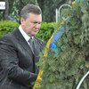 Януковича привалило венком