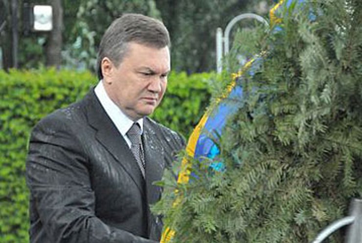 Януковича привалило венком