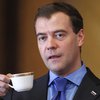 Студенты университета Шевченко выставили чашку Медведева на аукцион
