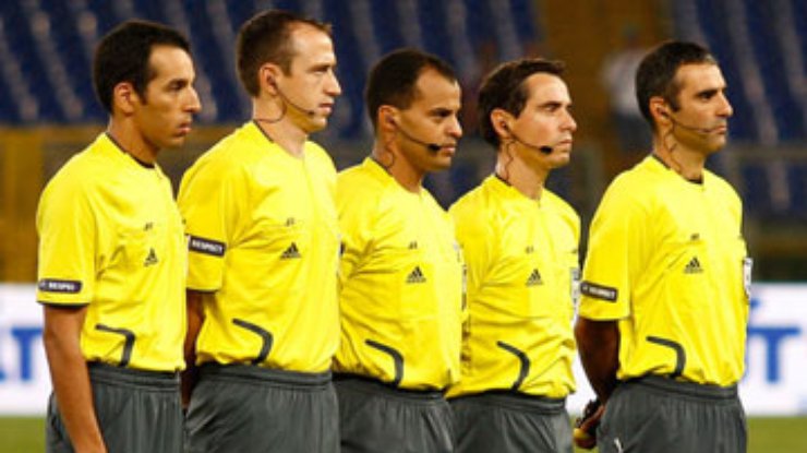 УЕФА собирается использовать дополнительных арбитров в Лиге чемпионов и на Евро-2012