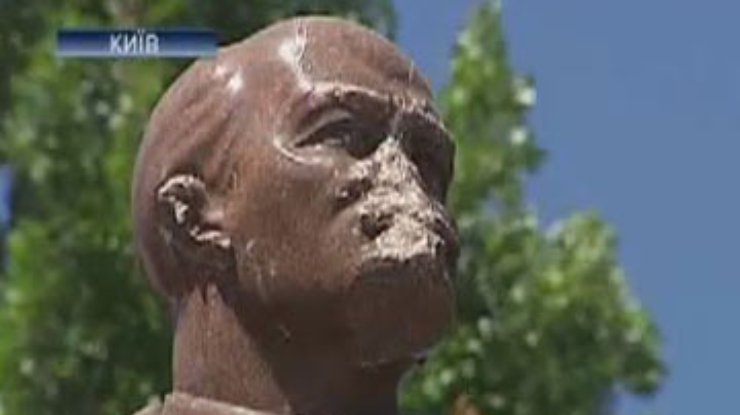 Суд взялся за дело о повреждении памятника Ленину в Киеве
