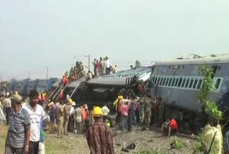 В Индии повстанцы пустили пассажирский поезд под откос