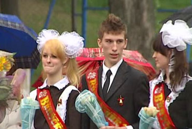 Более 300 000 одиннадцатиклассников попрощались со школой