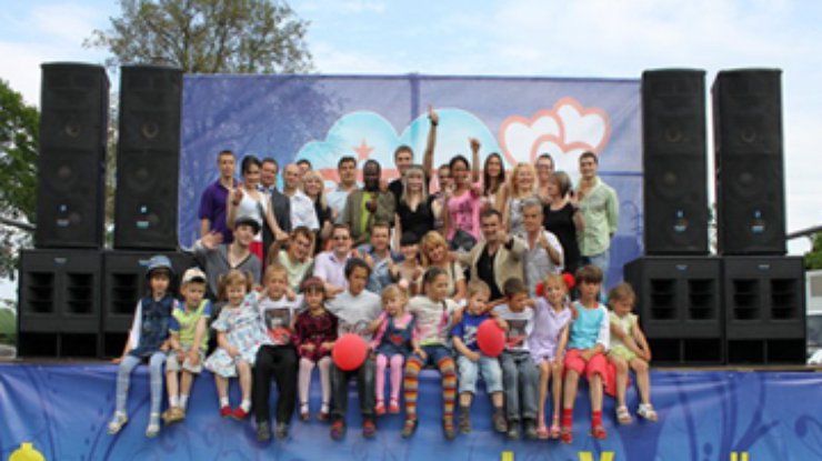 Фонд волонтеров организовал концерт для детей-сирот на Черниговщине