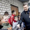 Янукович и Азаров пожелали детям счастья