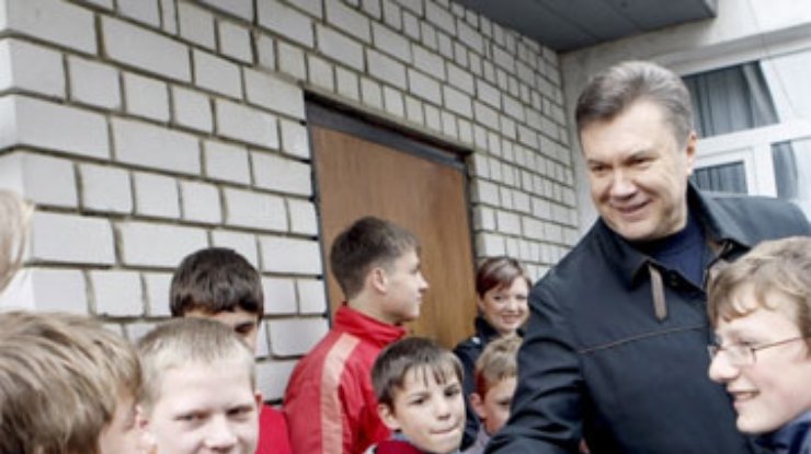 Янукович и Азаров пожелали детям счастья