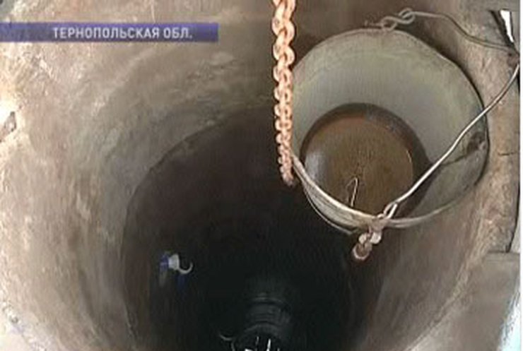 В Украине решили проверить воду в колодцах