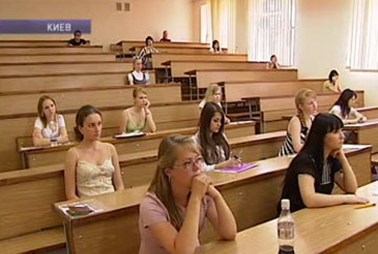 Украинские абитуриенты сдают тесты по иностранному языку