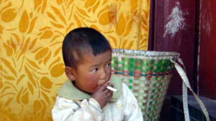 Двухлетний курящий индонезиец понемногу отвыкает от вредной привычки
