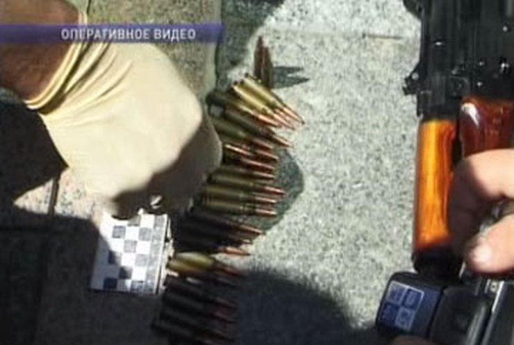 В центре Киева задержали троих вооруженных мужчин