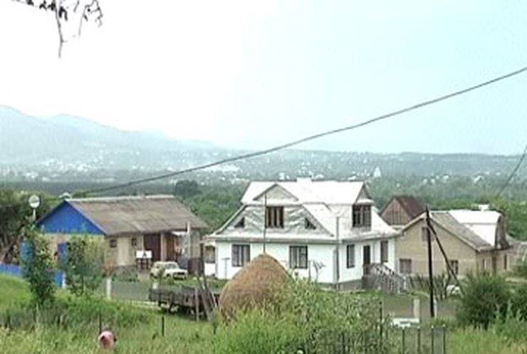 В Черновицкой области начался крупный оползень