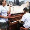 На улицы Нью-Йорка вынесли десятки пианино