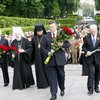 Янукович, Азаров и Литвин почтили память погибших в войне