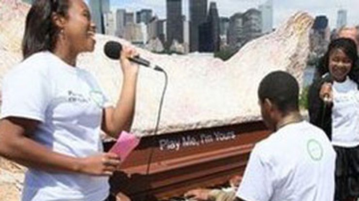 На улицы Нью-Йорка вынесли десятки пианино