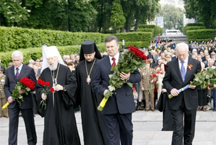 Янукович, Азаров и Литвин почтили память погибших в войне