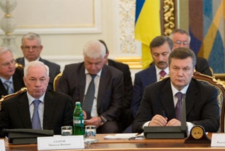 Янукович обязал Азарова доработать Налоговый кодекс