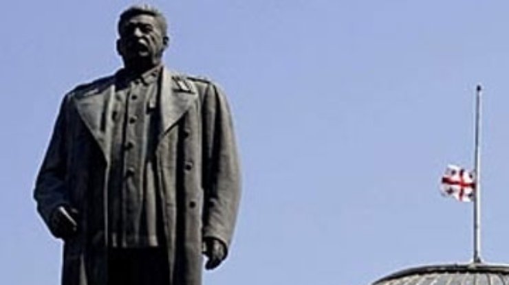 В родном городе Сталина снесли его памятник