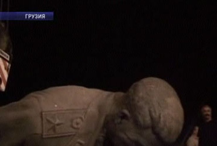 В грузинском Гори демонтировали памятник Сталину