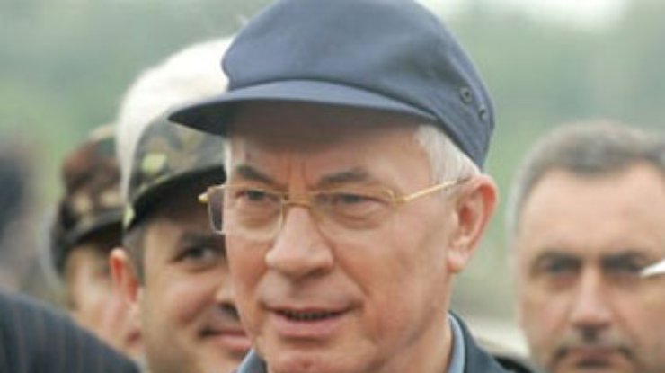 Азаров: Власть работает для молодежи