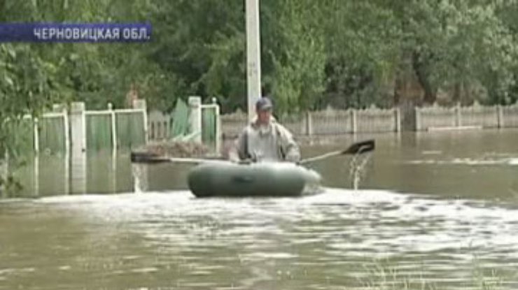 Жителям Черновицкой области привезли воду, хлеб и медикаменты