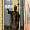 В Беларуси вандалы повредили памятник Иоанну Павлу II